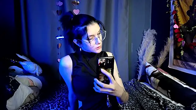 Snapshot of Hyeon_Jin chatting on 02-24-25, 12:30 Hyeon Jin online show from 02-24-25, 12:30