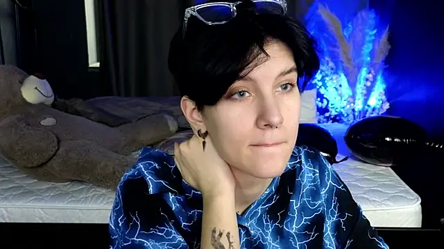 Snapshot of Hyeon_Jin chatting on 03-11-25, 01:34 Hyeon Jin online show from 03-11-25, 01:34