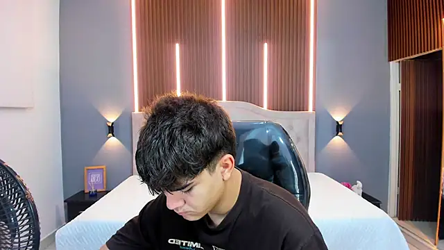 Tommy18   online show from 10-16-25, 03:29