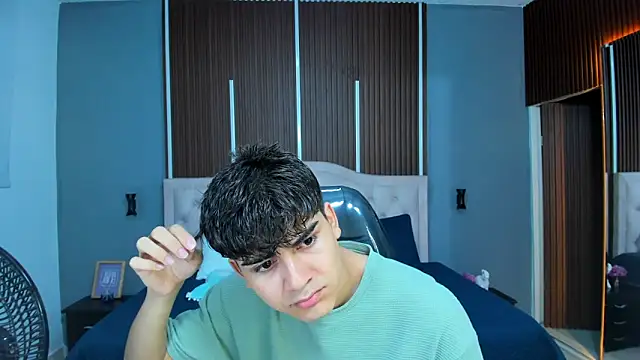 Tommy18   online show from 10-19-25, 03:18