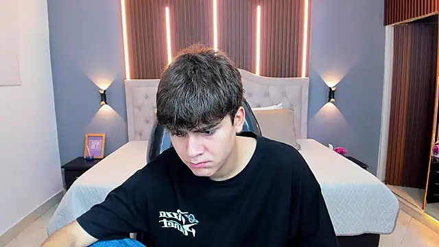 Tommy18   online show from 12-04-25, 03:49