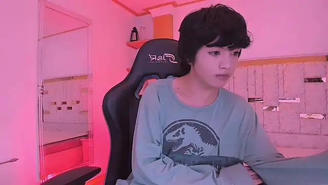 AllanYong18 online show from 03-05-25, 04:24