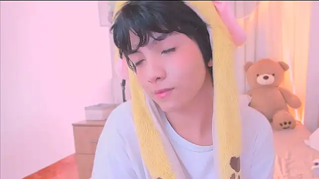 AllanYong18 online show from 12-21-25, 08:16