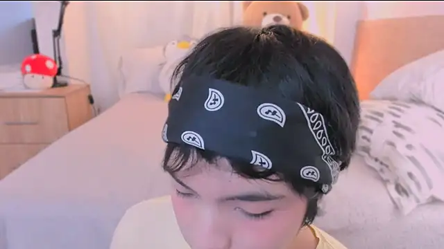 Snapshot of AllanYong18 chatting on 03-06-26, 12:12 AllanYong18 online show from 03-06-26, 12:12