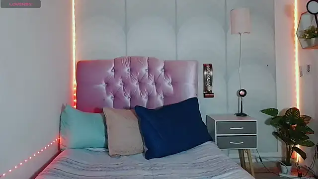 Snapshot of madison_oli chatting on 03-14-25, 12:40 madison oli online show from 03-14-25, 12:40