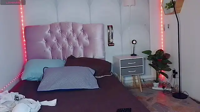 Snapshot of madison_oli chatting on 03-18-25, 06:46 madison oli online show from 03-18-25, 06:46