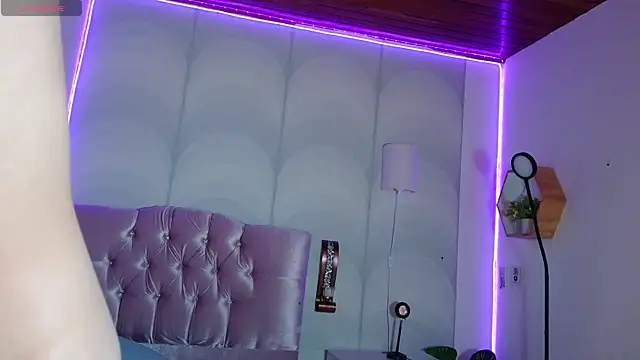 Snapshot of madison_oli chatting on 03-21-25, 06:16 madison oli online show from 03-21-25, 06:16