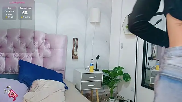 Snapshot of madison_oli chatting on 09-25-25, 02:04 madison oli online show from 09-25-25, 02:04