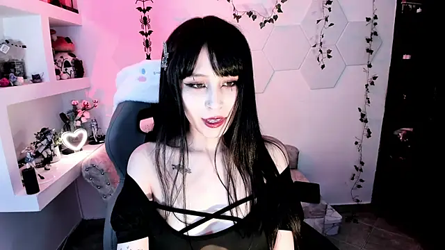 Effy Devalk online show from 02-24-25, 05:53