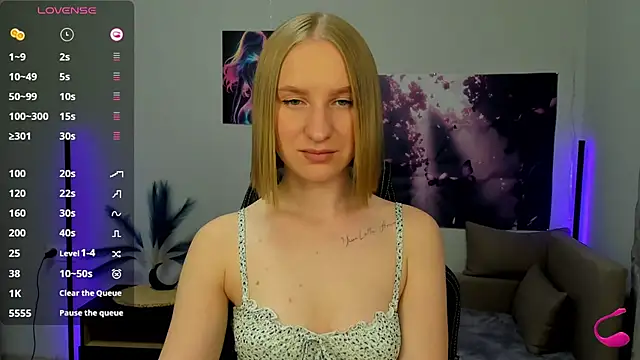 Snapshot of BeautyBlondy chatting on 10-16-25, 12:39 BeautyBlondy online show from 10-16-25, 12:39