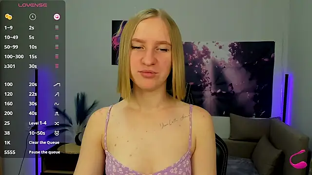 Snapshot of BeautyBlondy chatting on 10-20-25, 12:27 BeautyBlondy online show from 10-20-25, 12:27