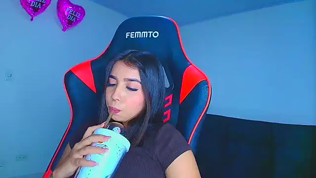 Snapshot of Rousse_violett chatting on 10-15-25, 10:43 Rousse violett online show from 10-15-25, 10:43