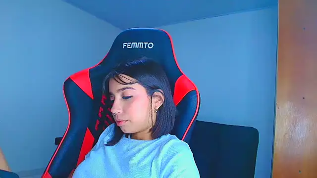 Snapshot of Rousse_violett chatting on 11-12-25, 12:00 Rousse violett online show from 11-12-25, 12:00