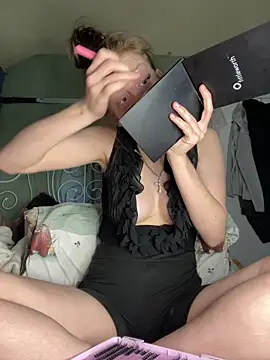Snapshot of VioletxBlue chatting on 04-28-26, 12:32 VioletxBlue online show from 04-28-26, 12:32