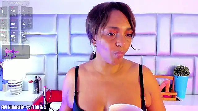 Snapshot of LovelyNickii chatting on 10-28-25, 12:52 LovelyNickii online show from 10-28-25, 12:52