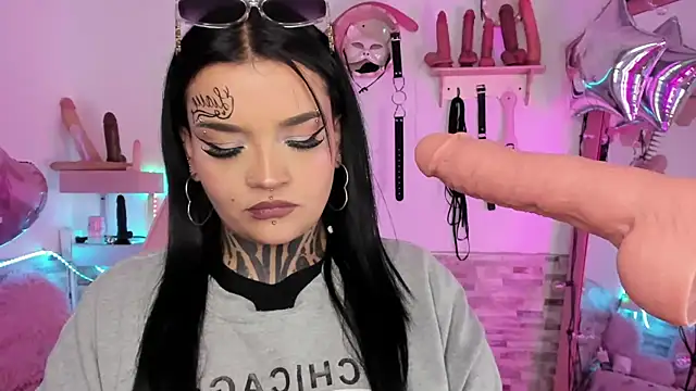 Snapshot of amyswallow7 chatting on 11-16-25, 01:33 amyswallow7 online show from 11-16-25, 01:33