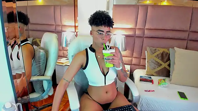 LuciaWallace online show from 10-03-25, 01:57