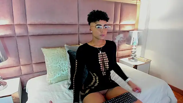 LuciaWallace online show from 10-10-25, 03:49