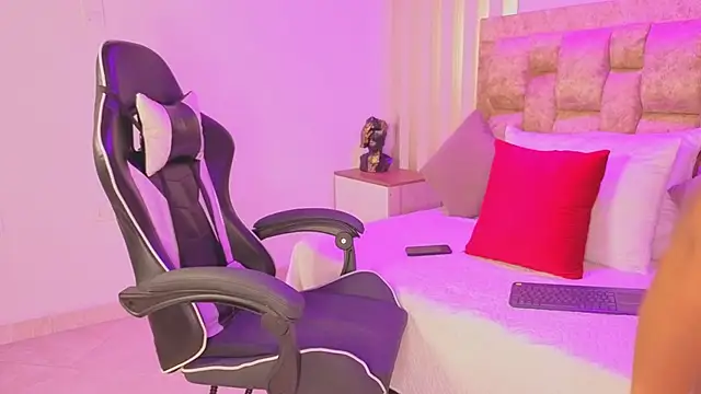 avis lara online show from 03-25-26, 07:31