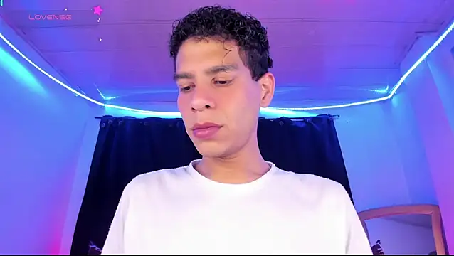 Snapshot of Ethan_Boyy chatting on 05-08-26, 10:37 Ethan Boyy online show from 05-08-26, 10:37