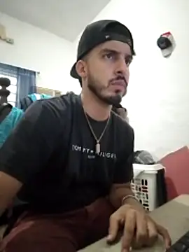 Snapshot of alejo5288 chatting on 11-14-25, 05:44 alejo5288 online show from 11-14-25, 05:44