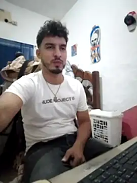 Snapshot of alejo5288 chatting on 11-24-25, 02:44 alejo5288 online show from 11-24-25, 02:44