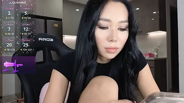 Snapshot of asianqueeny chatting on 10-27-25, 04:11 asianqueeny online show from 10-27-25, 04:11