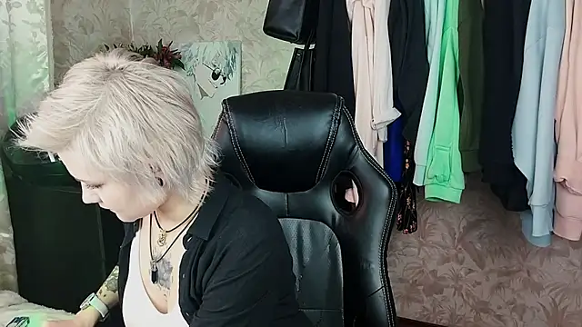 EvaBrownie online show from 02-05-25, 09:57