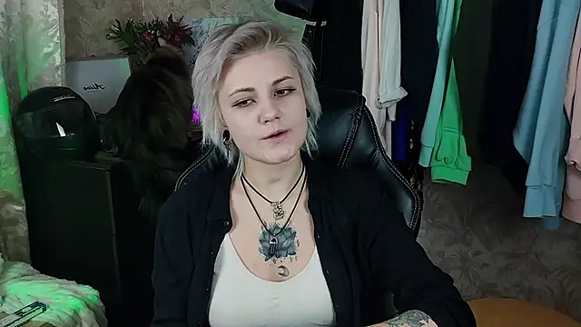 EvaBrownie online show from 02-05-25, 01:11
