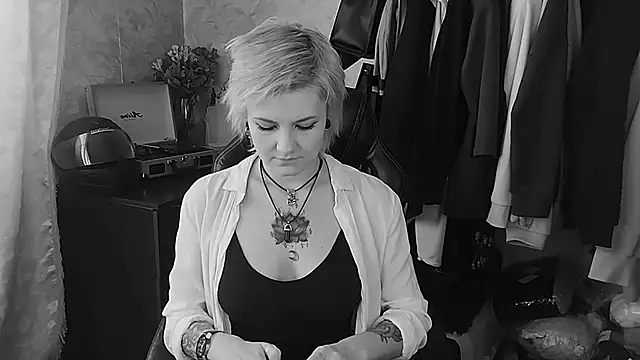 EvaBrownie online show from 02-18-25, 08:27