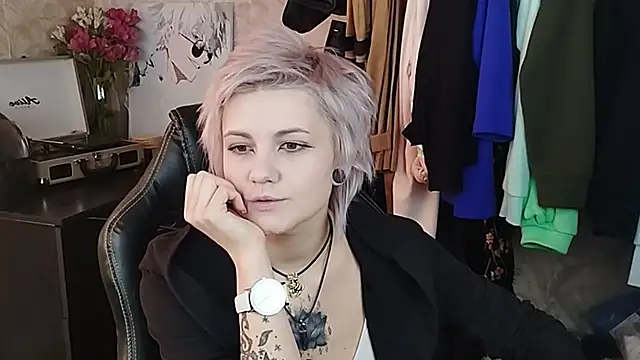 EvaBrownie online show from 02-19-25, 10:34