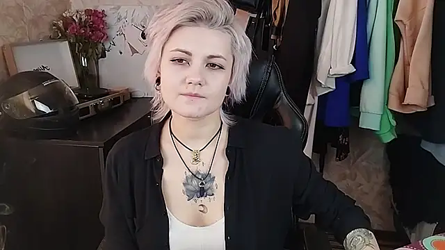 EvaBrownie online show from 02-22-25, 10:18