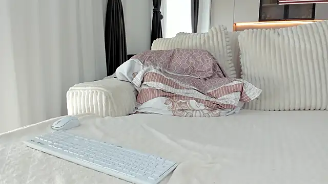 Snapshot of Saradiamond1 chatting on 09-21-25, 09:11 Saradiamond1 online show from 09-21-25, 09:11