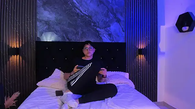 vanilla hot online show from 03-18-25, 01:09