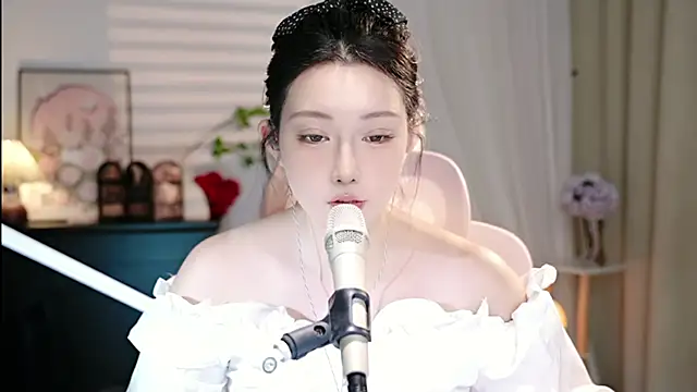 Dou-Dou-er online show from 10-13-25, 12:05