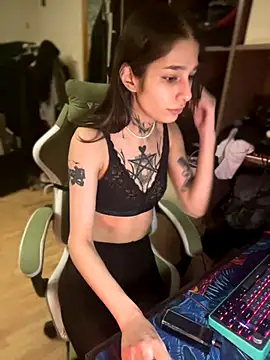 mollyEXD online show from 12-15-25, 10:14