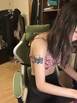 mollyEXD online show from 12-18-25, 02:12