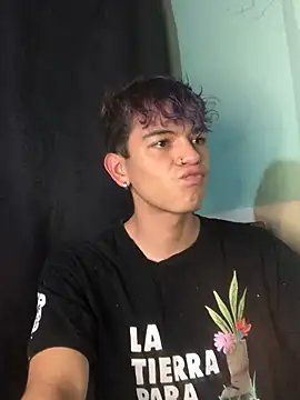 Snapshot of Mickey_Magic chatting on 01-18-25, 06:34 Mickey Magic online show from 01-18-25, 06:34