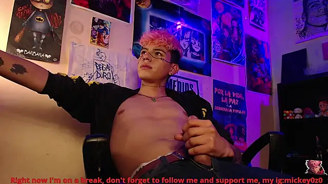 Snapshot of Mickey_Magic chatting on 11-18-25, 02:43 Mickey Magic online show from 11-18-25, 02:43