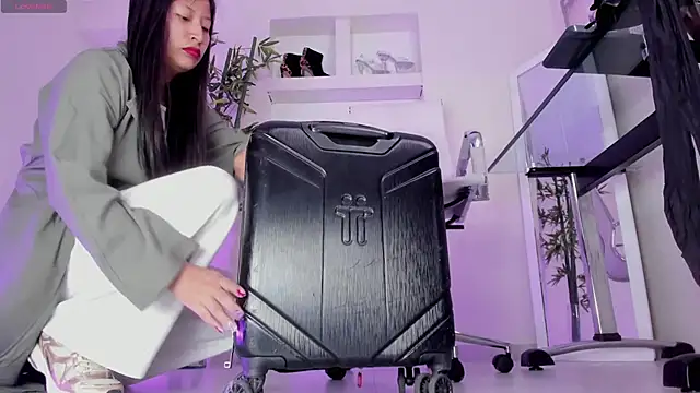 hannah howeell   online show from 10-22-25, 10:15