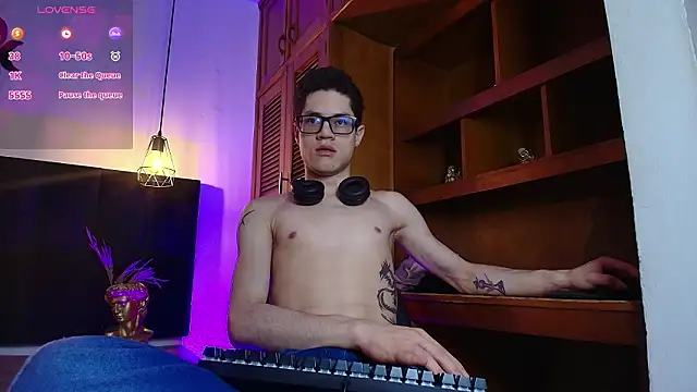 Snapshot of wolfandsky chatting on 03-12-26, 11:27 wolfandsky online show from 03-12-26, 11:27