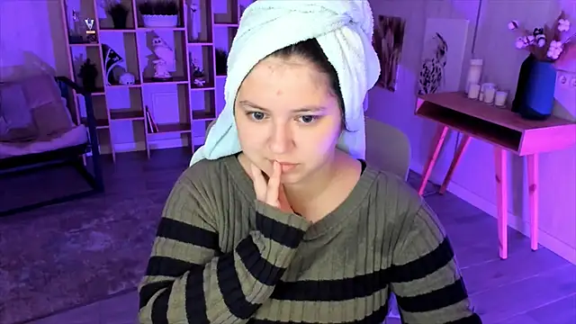 Snapshot of DiaAngell chatting on 10-14-25, 07:14 DiaAngell online show from 10-14-25, 07:14