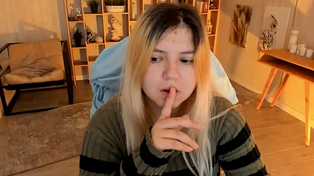 Snapshot of DiaAngell chatting on 10-26-25, 12:16 DiaAngell online show from 10-26-25, 12:16