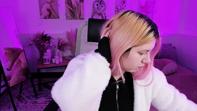 Snapshot of DiaAngell chatting on 02-18-26, 07:21 DiaAngell online show from 02-18-26, 07:21