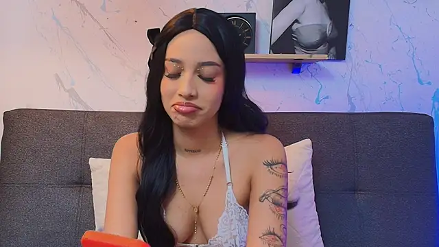 Snapshot of Paulina_Lopezz chatting on 06-17-26, 05:21 Paulina Lopezz online show from 06-17-26, 05:21