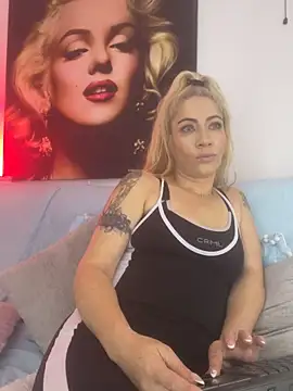 Snapshot of viktoria_davis_ chatting on 06-11-26, 12:32 viktoria davis online show from 06-11-26, 12:32