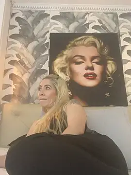 Snapshot of viktoria_davis_ chatting on 06-27-26, 12:04 viktoria davis online show from 06-27-26, 12:04