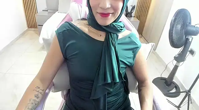 Snapshot of Zulema_hamdi chatting on 01-20-25, 06:10 Zulema hamdi online show from 01-20-25, 06:10