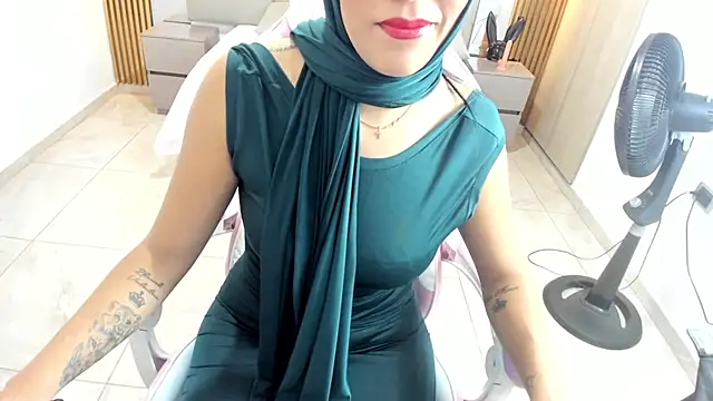 Snapshot of Zulema_hamdi chatting on 01-28-25, 12:11 Zulema hamdi online show from 01-28-25, 12:11