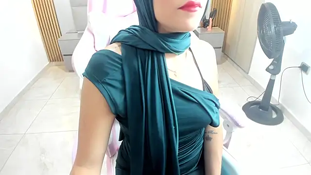 Snapshot of Zulema_hamdi chatting on 01-29-25, 03:58 Zulema hamdi online show from 01-29-25, 03:58